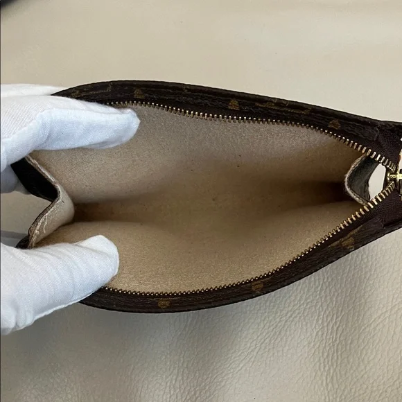 Louis Vuitton Canvas Pouch in Classic Monogram - Picture 8 of 10